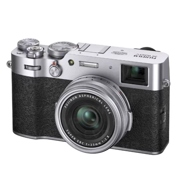 L'appareil photo Fujifilm X100V Argent combine un capteur CMOS APS-C de 26,1 mégapixels avec un objectif fixe 23mm f/2. Il offre une qualité d'image exceptionnelle, une mise au point rapide, et un design compact.