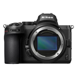 L'Appareil photo Nikon Z5 offre un capteur CMOS plein format de 24,3 mégapixels, un système autofocus hybride avec 273 points, vidéo 4K UHD, et stabilisation d'image sur 5 axes.