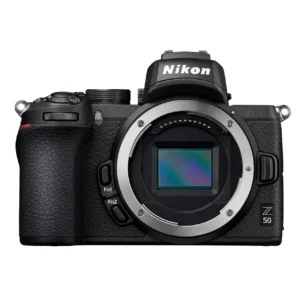 L'appareil photo Nikon Z50 est un modèle hybride compact équipé d'un capteur CMOS APS-C de 20,9 mégapixels, d'un système autofocus hybride avec 209 points, d'une cadence de prise de vue en rafale jusqu'à 11 images par seconde, et capable d'enregistrer des vidéos 4K UHD.