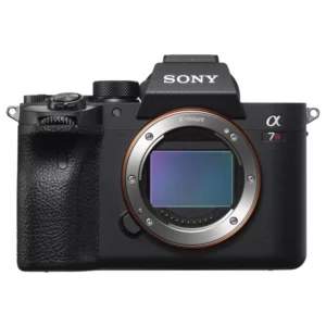 Le Sony Alpha 7 IV dispose d'un capteur plein format 33 MP, processeur BIONZ XR, vidéo 4K 60p, autofocus hybride rapide, stabilisation 5 axes et écran tactile articulé.