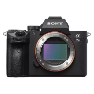 L'appareil photo numérique Sony Alpha 7 III est un hybride plein format très apprécié, réputé pour ses performances élevées en photographie et vidéo, sa polyvalence et sa qualité d'image remarquable.