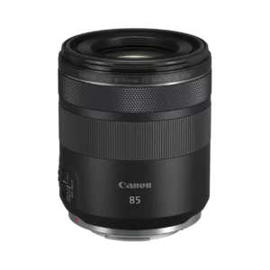 L'objectif Canon RF 85mm F2 Macro IS STM est une optique polyvalente pour la monture RF des appareils Canon. Il offre une distance focale de 85 mm, idéale pour les portraits et la macrophotographie, avec une ouverture maximale de f/2 pour de belles performances en faible lumière.