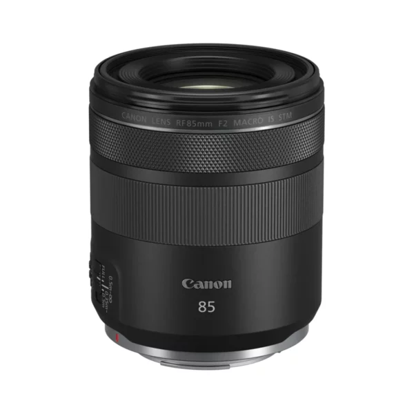 L'objectif Canon RF 85mm F2 Macro IS STM est une optique polyvalente pour la monture RF des appareils Canon. Il offre une distance focale de 85 mm, idéale pour les portraits et la macrophotographie, avec une ouverture maximale de f/2 pour de belles performances en faible lumière.