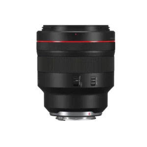 Le Canon RF 85mm f/1.2L USM offre une ouverture rapide pour des portraits avec flou d'arrière-plan magnifique, une netteté exceptionnelle, une construction robuste et un autofocus rapide et précis, idéal pour les photographes professionnels.