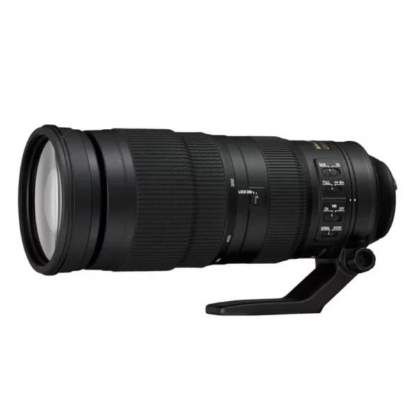 Le Nikon 200-500mm f/5.6E ED VR est un objectif télézoom polyvalent, idéal pour la photographie de la faune et des sports. Il offre une qualité d'image exceptionnelle grâce aux éléments en verre ED et à la technologie de réduction de vibration VR.