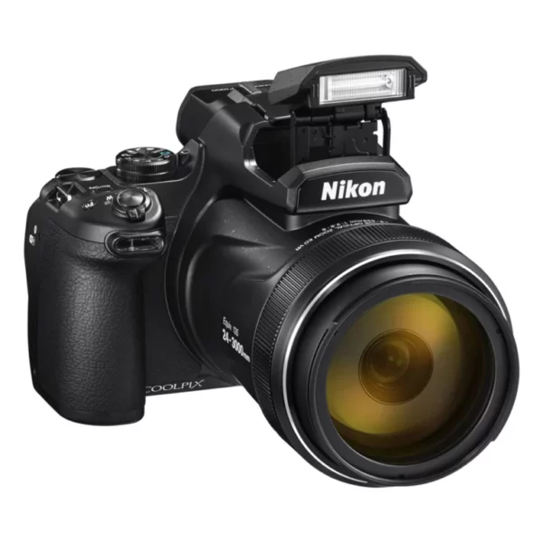 Le Nikon Coolpix P1000 est un appareil photo bridge équipé d'un puissant zoom optique 125x, offrant une plage focale impressionnante de 24 à 3000 mm (équivalent en 35 mm). Cela permet de capturer des détails lointains avec une grande précision, idéal pour la photographie de la faune, des paysages et d'autres sujets éloignés.