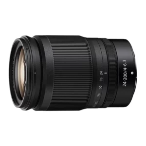 Le Nikon Nikkor Z 24-200mm f/4-6.3 VR est un objectif polyvalent conçu pour les appareils photo sans miroir Nikon Z. Il offre une large plage focale avec une stabilisation VR efficace et une qualité d'image optimale, idéal pour la photographie de voyage et polyvalente.