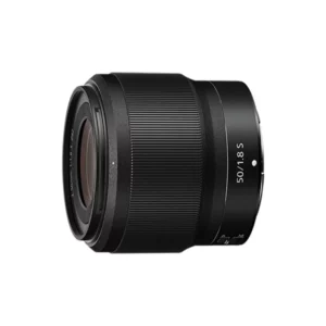 Le Nikon Nikkor Z 50mm f/1.8 S est un objectif standard lumineux pour appareils photo Nikon Z, offrant une grande ouverture f/1.8 pour des performances exceptionnelles en basse lumière, ainsi qu'une netteté remarquable grâce à ses éléments optiques avancés.