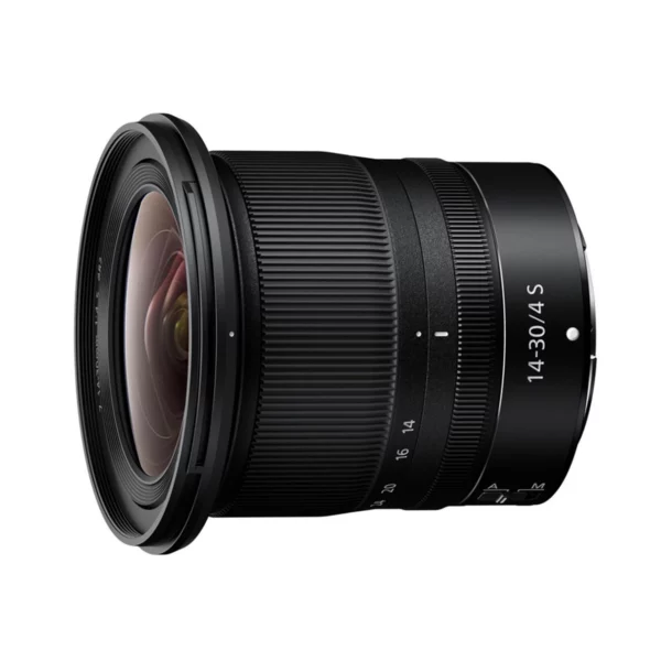 Le Nikon Z 14-30mm f/4 S Nikkor est un zoom grand-angle conçu pour les appareils photo hybrides Nikon Z. Il offre une ouverture maximale constante de f/4, idéale pour une utilisation polyvalente en photographie de paysage, d'architecture et de voyage.