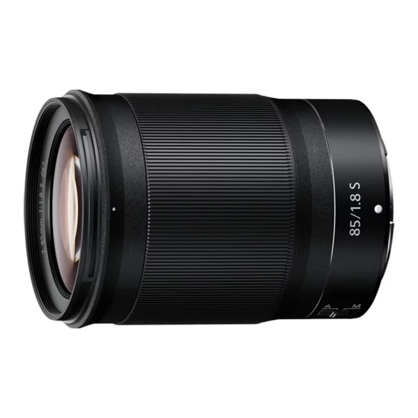 Le Nikon Z 85mm f/1.8 S est un objectif lumineux idéal pour les portraits et les prises de vue en basse lumière. Il offre une qualité d'image exceptionnelle avec un bokeh doux, grâce à son ouverture maximale rapide et à sa conception optique avancée.