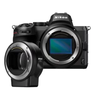 Le Nikon Z5 boîtier nu avec l'adaptateur FTZ II offre une performance exceptionnelle grâce à son capteur CMOS plein format de 24,3 mégapixels, son autofocus rapide et précis, et sa robuste construction métallique.