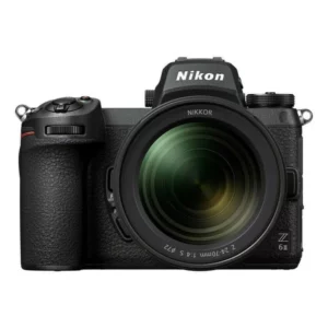 Le Nikon Z6 II noir avec l'objectif Z 24-70mm f/4 S offre une qualité d'image remarquable grâce à son capteur CMOS rétroéclairé de 24,5 MP, une mise au point rapide et précise, ainsi qu'une construction robuste et légère.