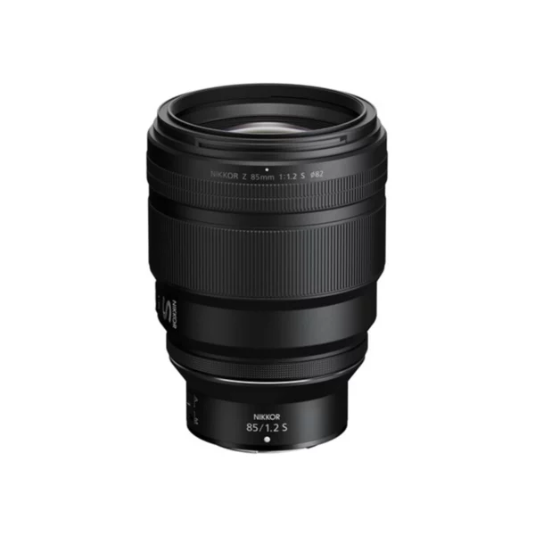 L'objectif Nikon Z 85mm f/1.2 S offre une ouverture remarquable de f/1.2 pour des portraits avec un bokeh somptueux. Sa construction optique avancée assure une netteté exceptionnelle et une qualité d'image superlative.