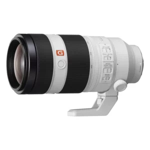 L'objectif Sony FE 100-400mm F4.5-5.6 GM OSS est un téléobjectif haut de gamme conçu pour les appareils photo hybrides plein format de Sony. Il offre une plage focale polyvalente de 100 mm à 400 mm, idéale pour la photographie de sports, de vie sauvage, et d'autres sujets nécessitant un grossissement important.