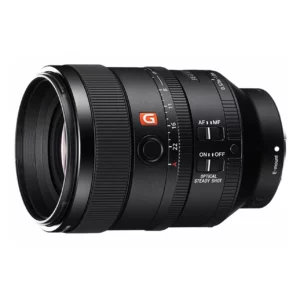 L'objectif Sony FE 100mm F2.8 GM est un objectif macro haute résolution conçu pour les appareils photo hybrides plein format de Sony. Il offre une distance focale de 100 mm et une ouverture maximale de F2.8, idéale pour la macrophotographie, les portraits et les prises de vue avec une belle profondeur de champ.