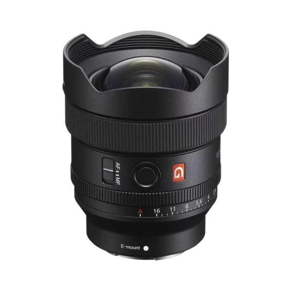 Le Sony FE 14mm f/1.8 GM est un objectif grand-angle de haute qualité conçu pour les appareils photo sans miroir plein format de Sony. Il offre une ouverture maximale rapide de f/1.8, idéale pour les prises de vue en faible lumière et pour obtenir une faible profondeur de champ.