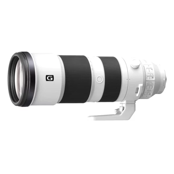 Le Sony FE 200-600mm f/5.6-6.3 G OSS est un téléobjectif zoom qui combine une longue portée focale avec des performances optiques de haute qualité. Il est équipé d'une stabilisation optique OSS (Optical SteadyShot) pour des images nettes, même en conditions de faible luminosité. Sa construction robuste comprend des éléments en verre ED et asphériques pour réduire les aberrations chromatiques et améliorer la netteté. Son design comprend également des boutons de verrouillage de la mise au point et de la plage focale pour une utilisation simplifiée sur le terrain.