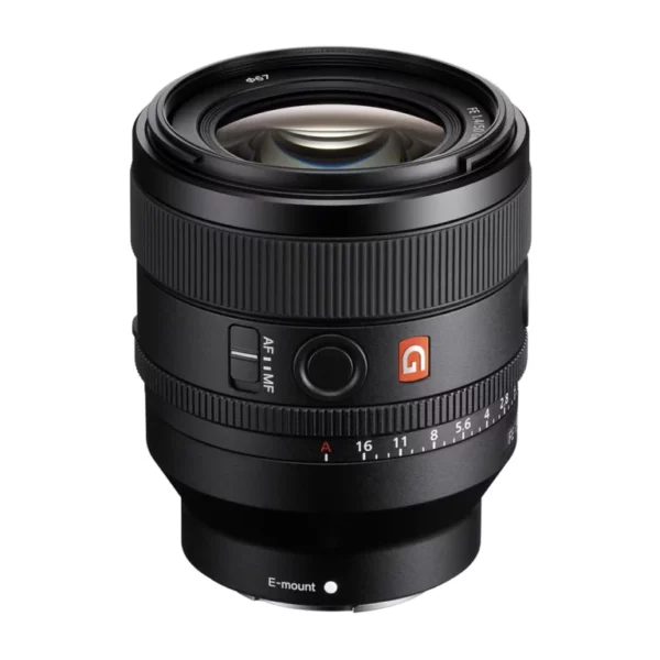 Le Sony FE 50mm F1.2 GM est un objectif haute performance pour les appareils Sony E-mount, offrant une grande ouverture f/1.2 pour des portraits nets avec un bokeh attrayant, une mise au point rapide et précise, et une construction robuste contre les intempéries.