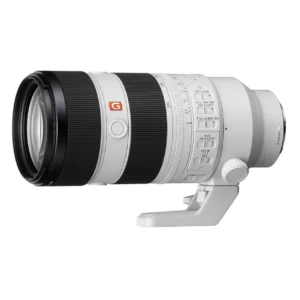 Le Sony FE 70-200mm f/2.8 GM OSS II est un objectif zoom téléobjectif haut de gamme conçu pour les appareils photo Sony à monture E. Il offre une ouverture maximale rapide de f/2.8 sur toute la plage de zoom, ce qui le rend idéal pour les prises de vue en basse lumière et pour créer un effet de flou d'arrière-plan prononcé (bokeh). Doté de la technologie de moteur linéaire double (XD) pour une mise au point rapide et précise, il est également équipé de la stabilisation optique d'image (OSS) pour des images nettes même en conditions de faible luminosité. Son design résistant à la poussière et à l'humidité en fait un choix robuste pour les photographes professionnels.