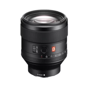 L'objectif Sony FE 85mm F1.4 GM est un modèle haut de gamme conçu pour les appareils photo hybrides plein format de Sony. Il offre une ouverture maximale de f/1.4, idéale pour obtenir un flou d'arrière-plan créatif (bokeh) et pour travailler dans des conditions de faible luminosité. Son design optique avancé comprend des éléments spéciaux pour réduire les aberrations et améliorer la netteté.