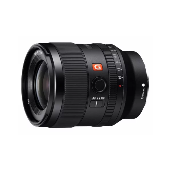 L'objectif FE 35mm F1.4 GM de Sony est un choix premium pour les appareils photo à monture E. Avec une ouverture rapide f/1.4, il capture des images nettes avec flou d'arrière-plan agréable, idéal pour portraits et conditions de faible luminosité.