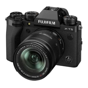 Le FUJI X-T5 avec l'objectif XF 18-55mm est un choix polyvalent. Profitez de performances avancées avec un capteur APS-C et un objectif zoom standard pour une qualité d'image exceptionnelle dans diverses conditions.