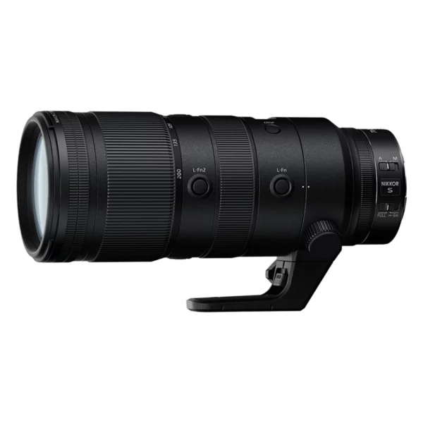 Le Nikon Z 70-200mm f/2.8 VR S est un téléobjectif zoom professionnel pour les appareils photo Nikon de monture Z. Il propose une ouverture maximale constante de f/2.8, une stabilisation VR efficace, une qualité d'image exceptionnelle grâce à des éléments en verre ED et une conception optique avancée, ainsi qu'une construction robuste et étanche pour une utilisation polyvalente.