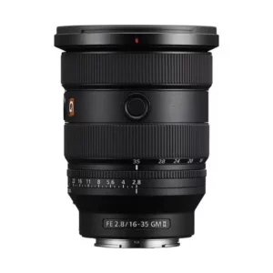 Le Sony FE 16-35 mm f/2.8 GM II est un objectif grand-angle haut de gamme pour appareils photo Sony Alpha, réputé pour sa luminosité, sa netteté exceptionnelle et sa construction robuste adaptée aux conditions professionnelles.