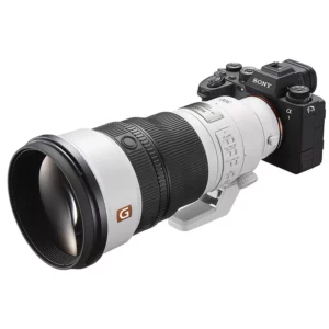 Le Sony 300mm f/2.8 GM OSS est un téléobjectif de haute performance pour les appareils photo Sony Alpha. Il offre une ouverture rapide f/2.8, une stabilisation d'image OSS, et une qualité optique exceptionnelle pour la photographie sportive et animalière.